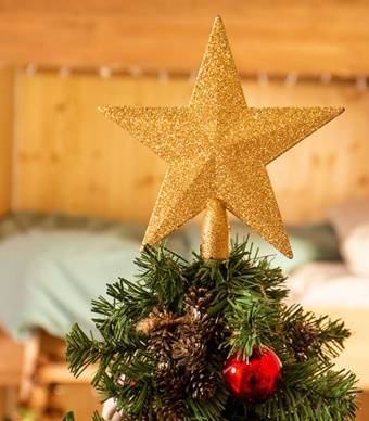 Estrela dourada posta no cima de uma árvore de natal